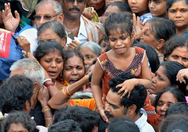 rajahmundry pushkaralu,25 deaths in pushkaralu  పుష్కరాల్లో విషాదం.. 25 మంది మృతి.!